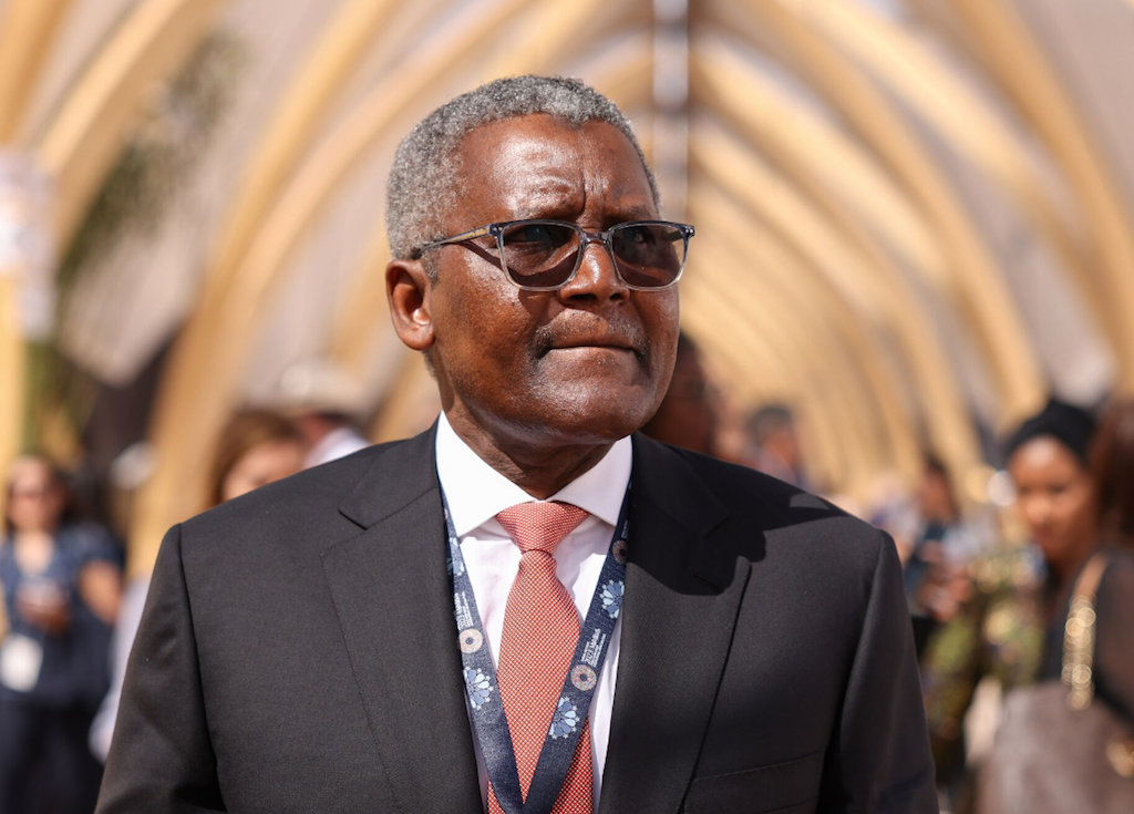 Aliko Dangote, l'industriel nigérian et l'homme le plus riche d'Afrique, en costume formel