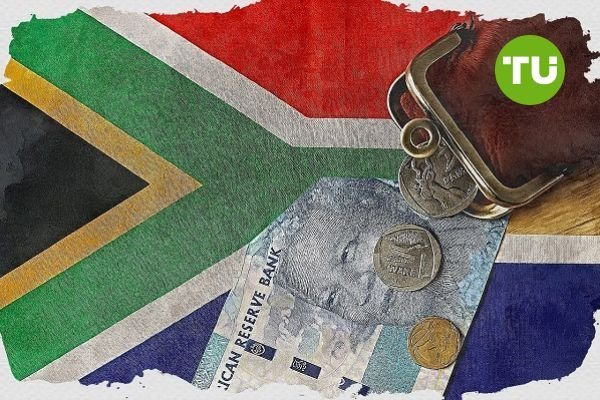Une image artistique en collage : le drapeau sud-africain déchiré et texturé en arrière-plan, avec des billets de rand (portant l'inscription "South African Reserve Bank" et un portrait), des pièces de monnaie éparpillées, et un porte-monnaie vintage ouvert superposé. Un logo vert circulaire marqué "TU" est visible en haut à droite.